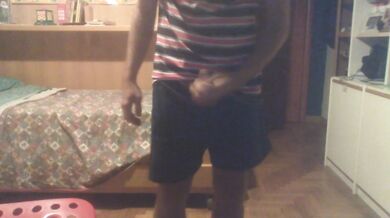 Mi spoglio e mi masturbo