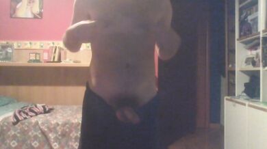 Mi spoglio e mi masturbo