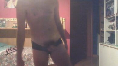 Mi spoglio e mi masturbo