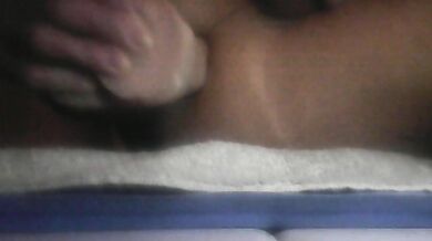 Mi scopo con un cazzo di gomma