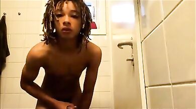 Bel ragazzo si sega in bagno