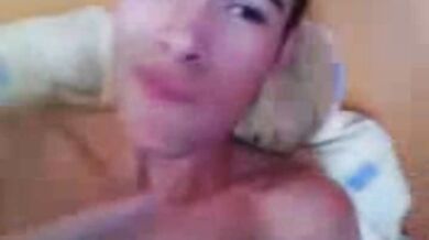 Favoloso biondino si sega in cam