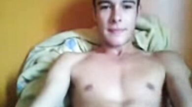 Favoloso biondino si sega in cam