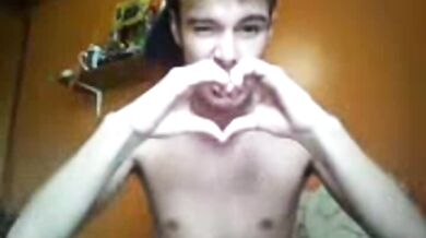 Favoloso biondino si sega in cam