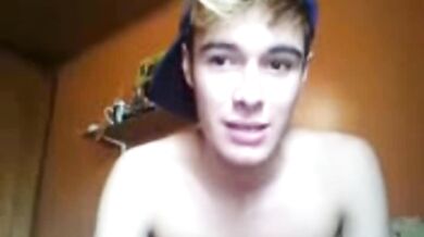 Favoloso biondino si sega in cam