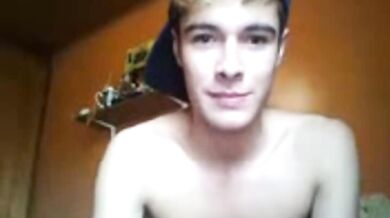 Favoloso biondino si sega in cam