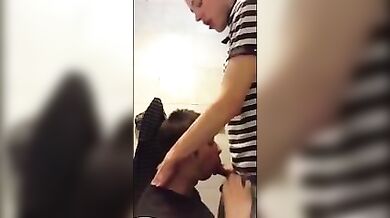 Pompino con ingoio in bagno