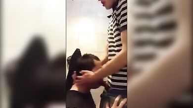 Pompino con ingoio in bagno