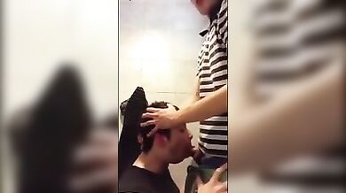 Pompino con ingoio in bagno