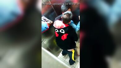 Beccati in un bagno pubblico