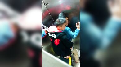 Beccati in un bagno pubblico