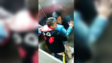 Beccati in un bagno pubblico