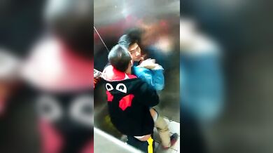 Beccati in un bagno pubblico