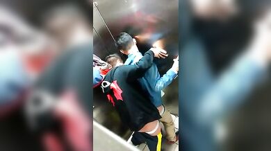 Beccati in un bagno pubblico