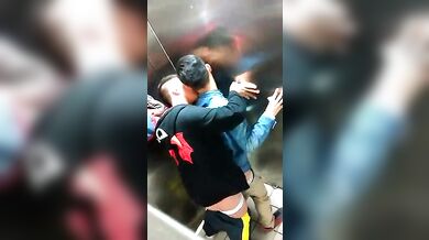 Beccati in un bagno pubblico