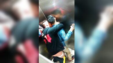 Beccati in un bagno pubblico