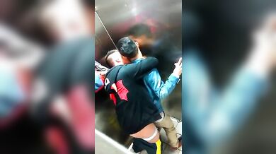 Beccati in un bagno pubblico