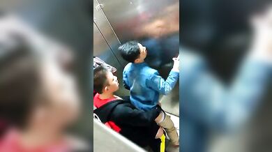 Beccati in un bagno pubblico