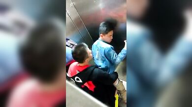 Beccati in un bagno pubblico