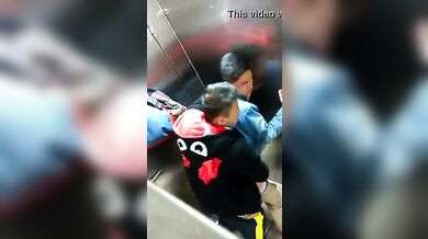 Beccati in un bagno pubblico