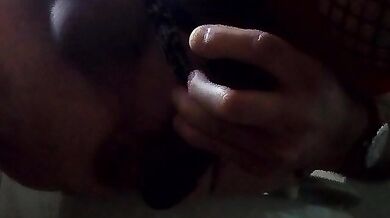 Godo  con un cazzo nero finto