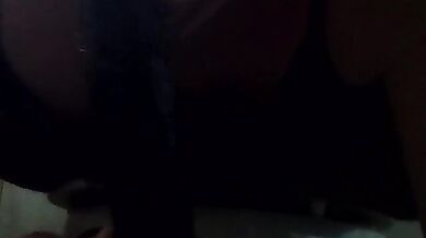 Godo  con un cazzo nero finto