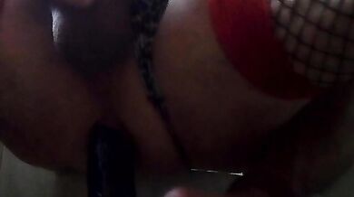 Godo  con un cazzo nero finto