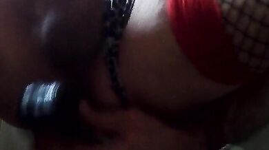 Godo  con un cazzo nero finto