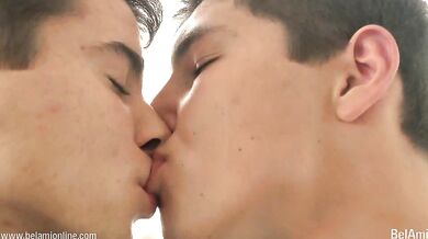 DUE RAGAZZI SI SEGANO