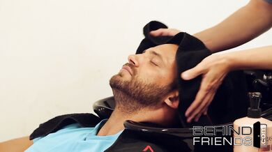 GIOVANE PARRUCCHIERE INCULATO DA MUSCOLOSO CLIENTE