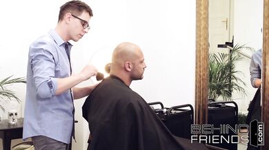 GIOVANE PARRUCCHIERE INCULATO DA MUSCOLOSO CLIENTE