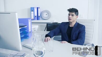 Bel ragazzo passivo si gode il cazzo in culo