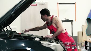 Bel ragazzo passivo si gode il cazzo in culo