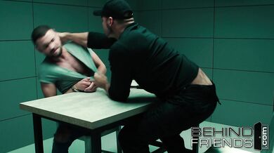 BOY GAY STUPRATO DA UN AGENTE GODE