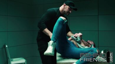 BOY GAY STUPRATO DA UN AGENTE GODE