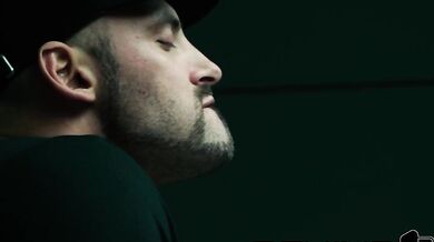 BOY GAY STUPRATO DA UN AGENTE GODE