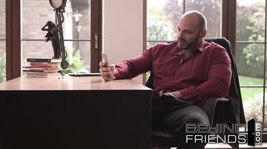 GLI PIACE FARLO CON L'AMICO DI PAPA'