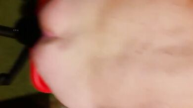 Si siede su un grosso dildo nero