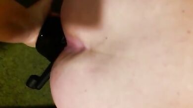 Si siede su un grosso dildo nero