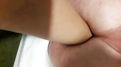 Bella mano dentro culo gay