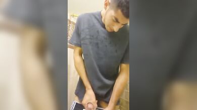 Godo da solo in bagno