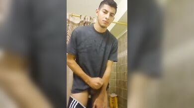 Godo da solo in bagno