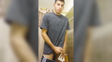 Godo da solo in bagno