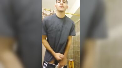 Godo da solo in bagno