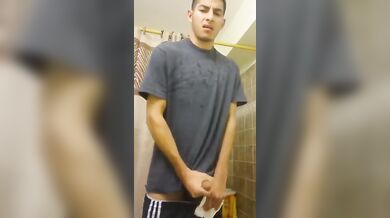 Godo da solo in bagno