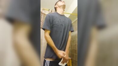 Godo da solo in bagno