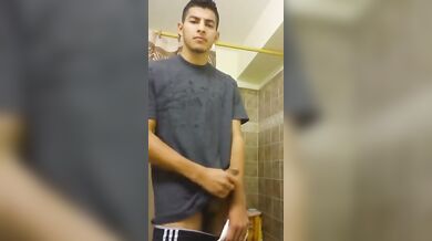 Godo da solo in bagno