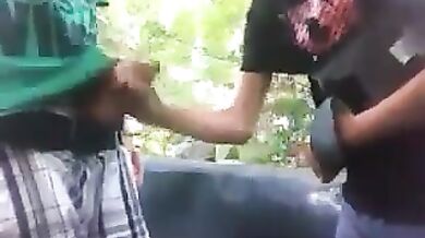 Coppia di amici gay scopa all'aperto