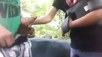 Coppia di amici gay scopa all'aperto