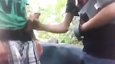 Coppia di amici gay scopa all'aperto